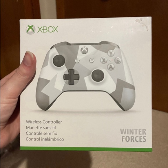 3 Xbox controllers - Picture 5 of 16